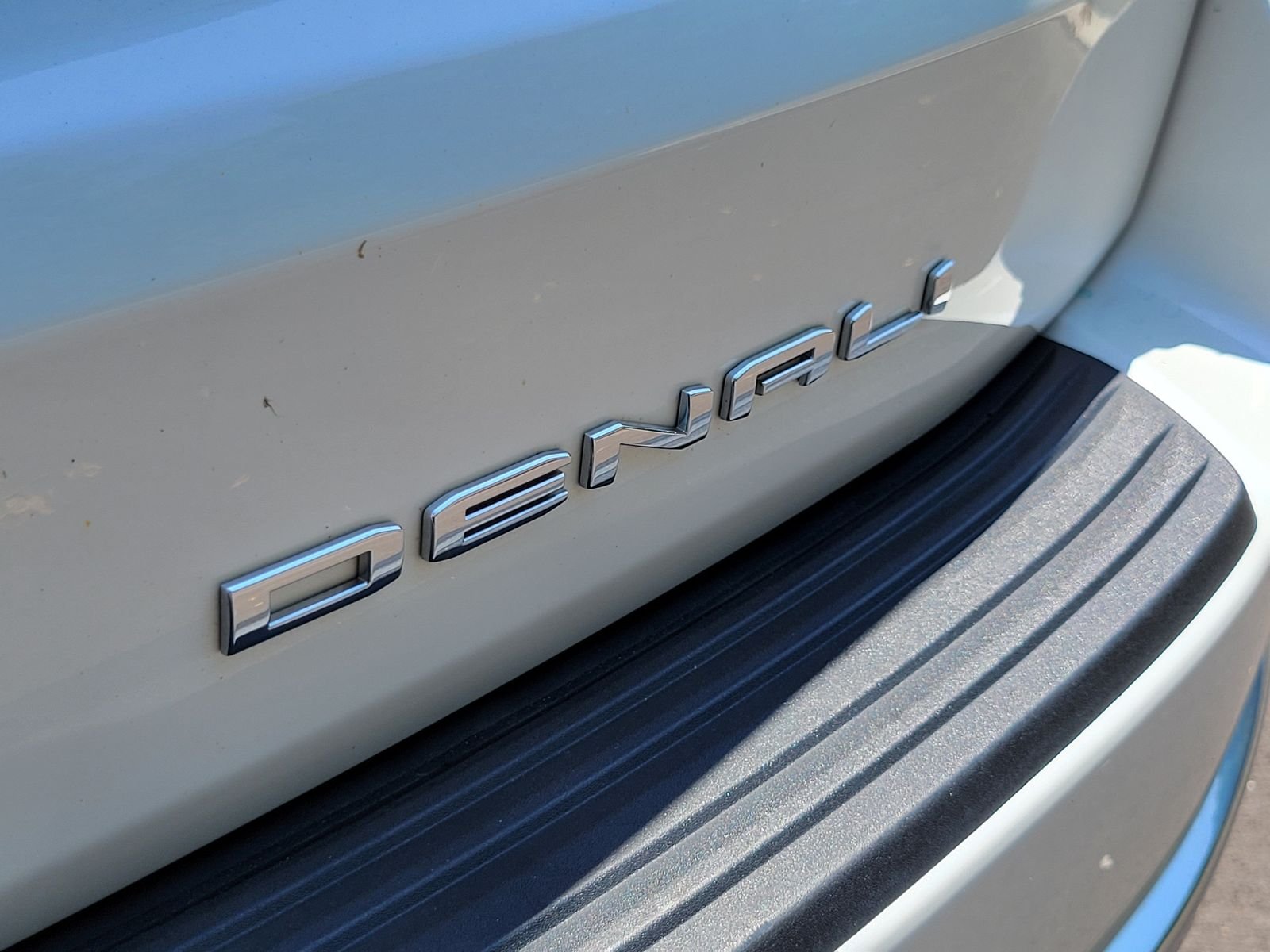 Used 2024 White GMC Denali image 34