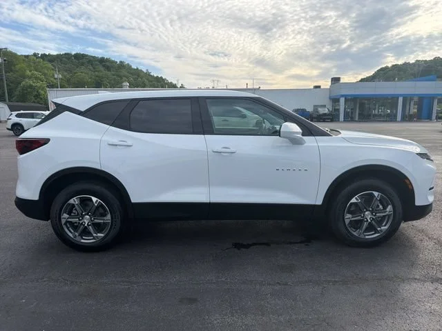Used 2025 Summit White Chevrolet 2LT image 9
