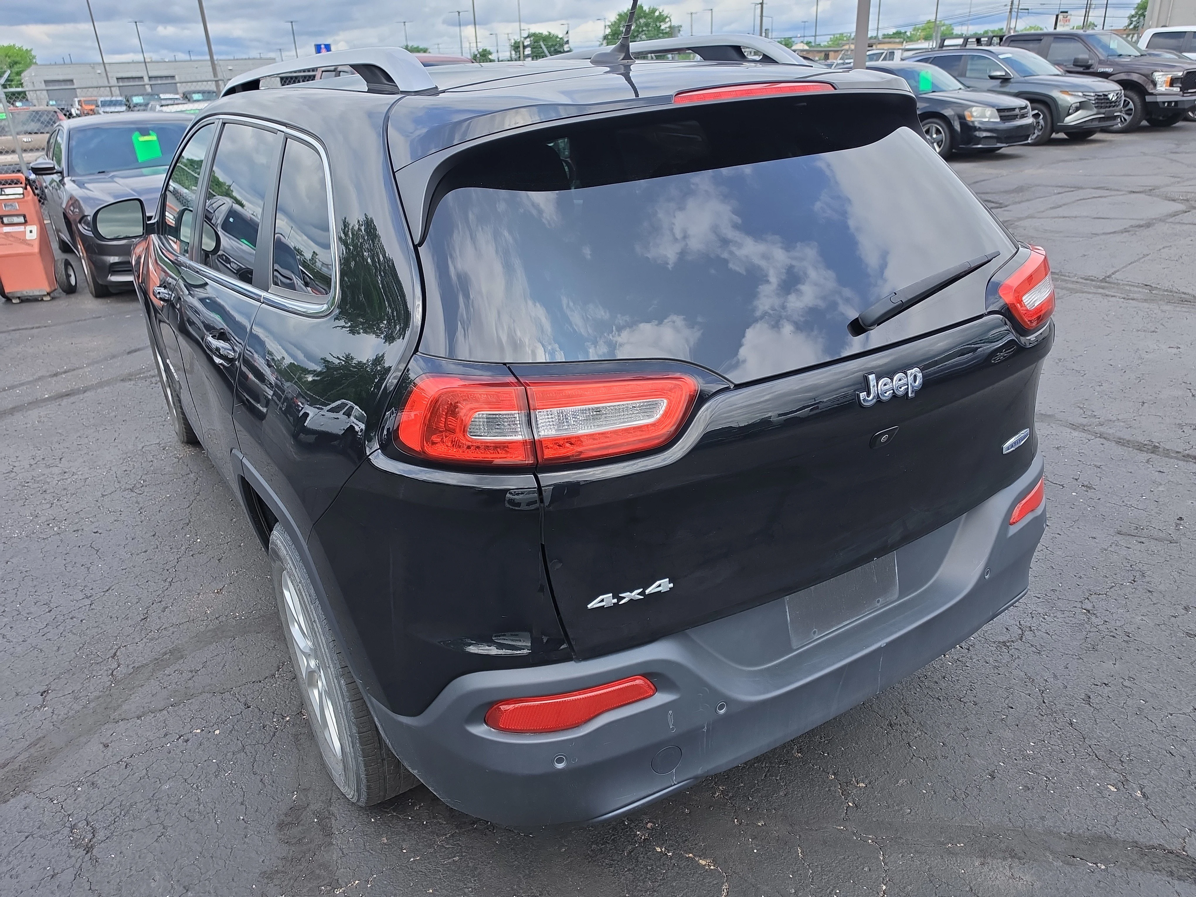 Used 2018 Diamond Black Crystal Pearlcoat Jeep Latitude image 5