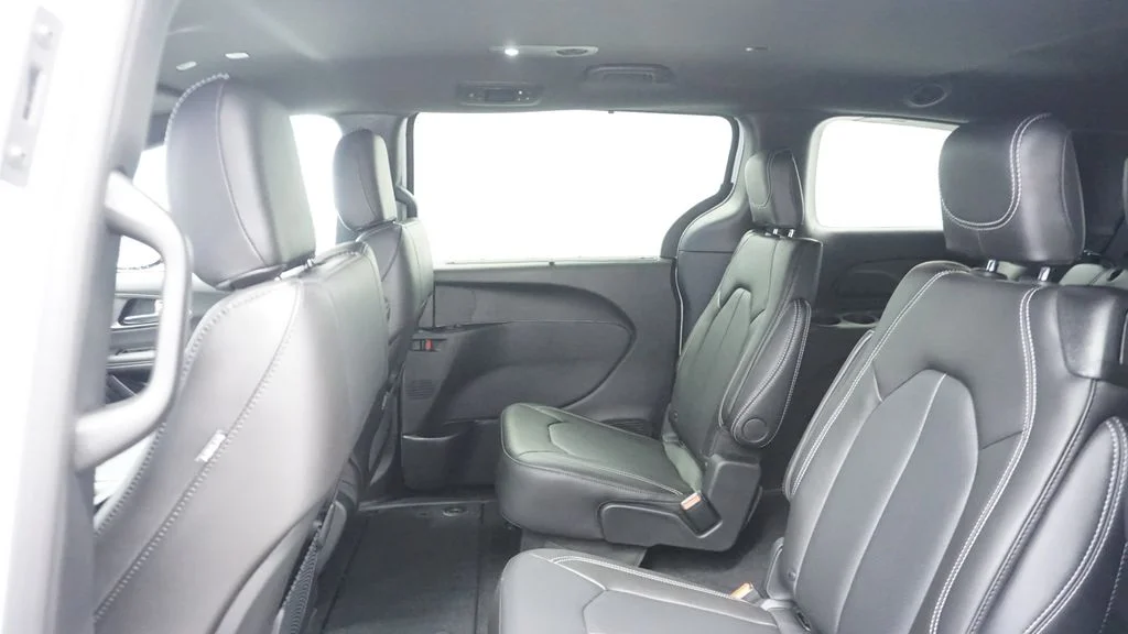 New 2026 Bright White Clear-Coat Exterior Paint Chrysler LX image 24