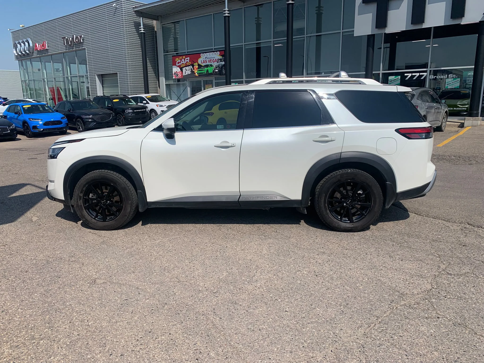 Used 2022 White Nissan SL image 12