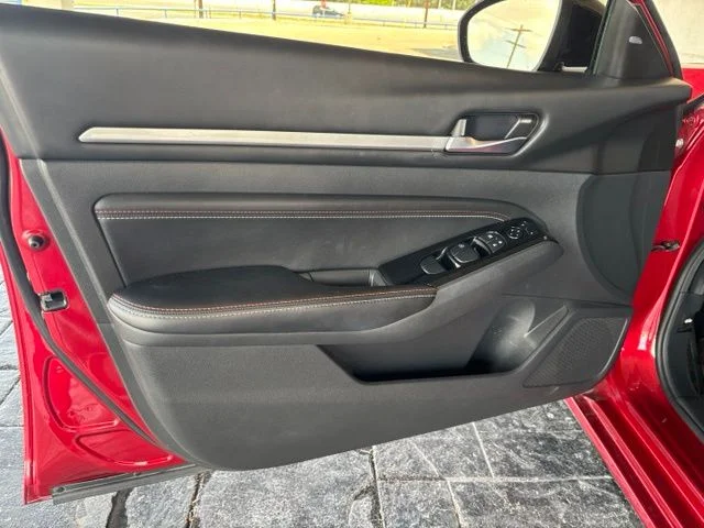 Used 2023 Red Nissan 2.5 SR image 9