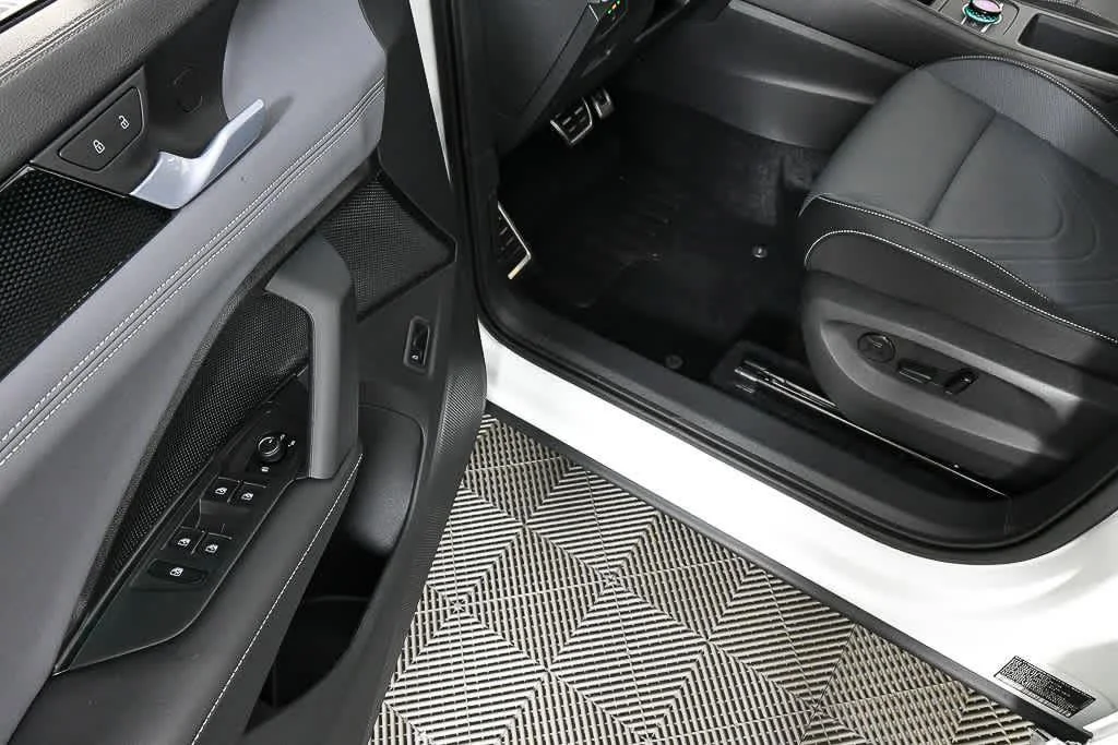 New 2026 Opal White Pearl Volkswagen SE R-Line Black image 7