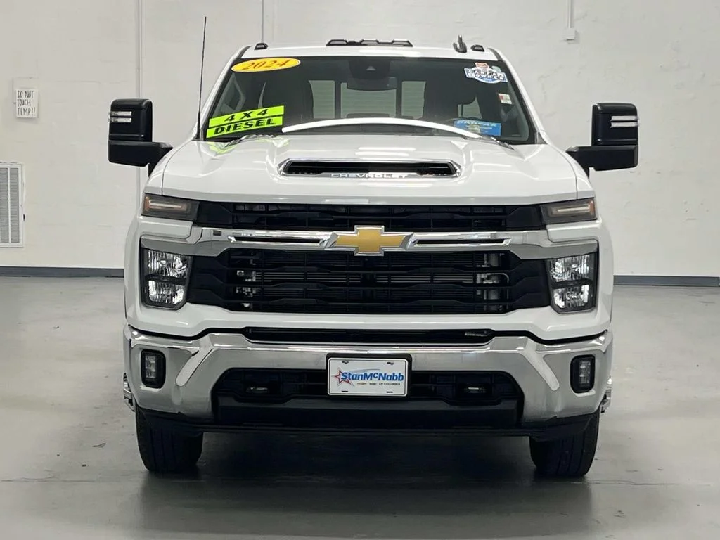 Used 2024 Summit White Chevrolet LT DRW image 3