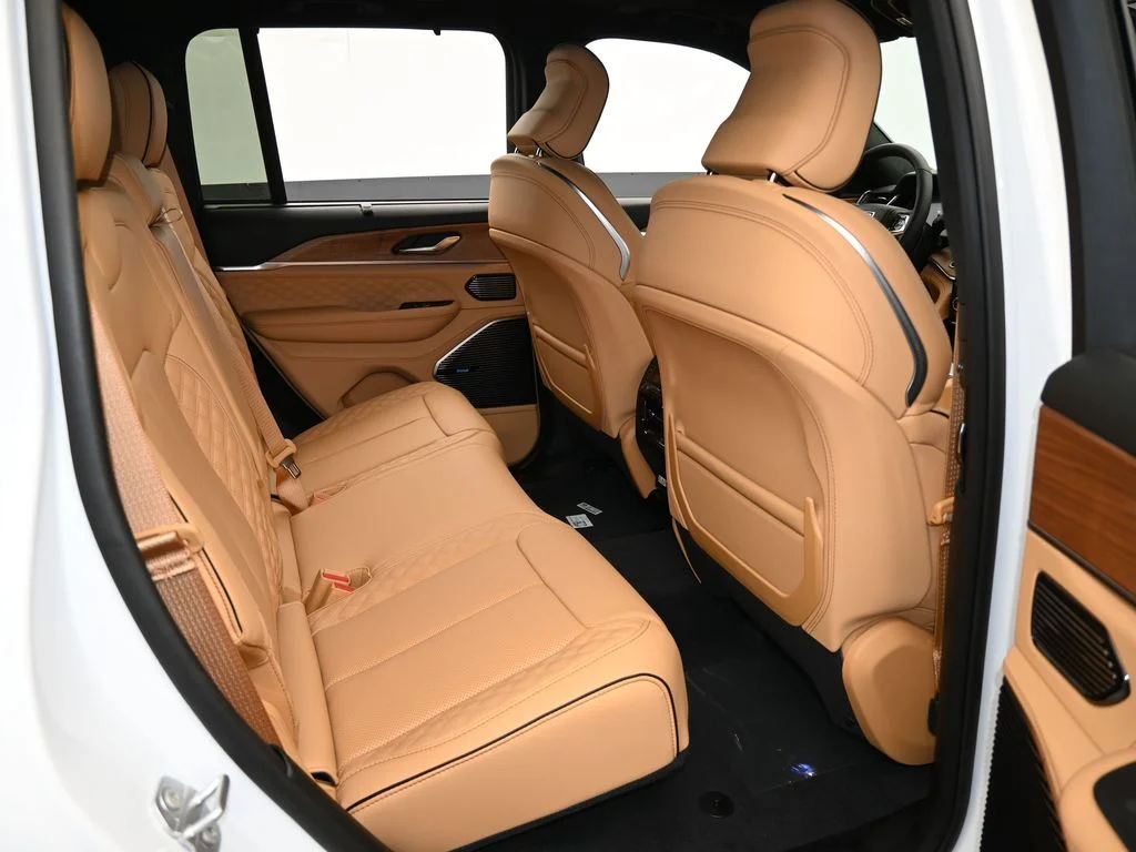New 2025 Bright White Clear-Coat Exterior Paint Jeep Summit Reserve image 43