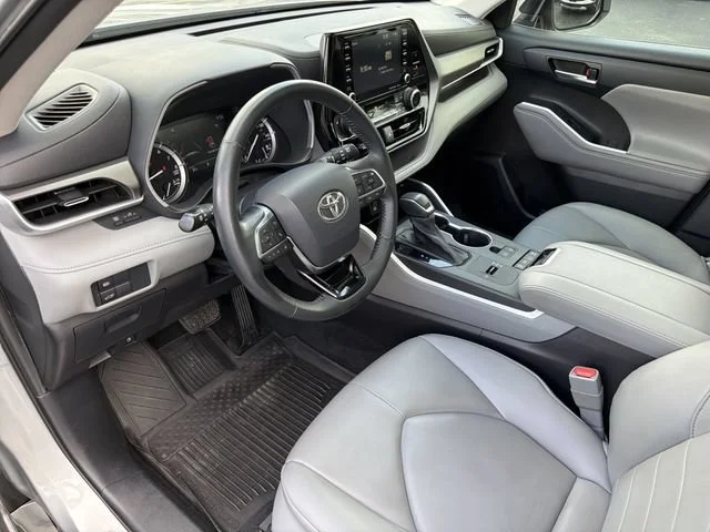 Used 2021 Silver Toyota XLE image 19