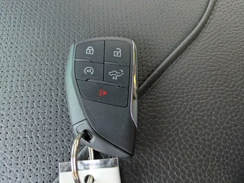 Used 2025 Silver GMC Denali image 32