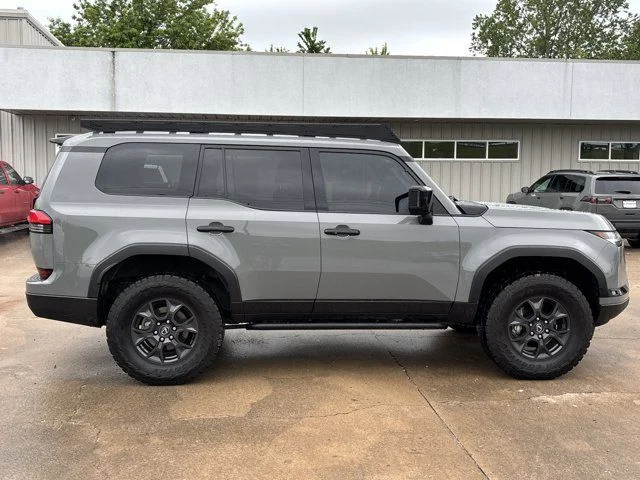 Used 2024  Lexus 550 Overtrail+ image 2