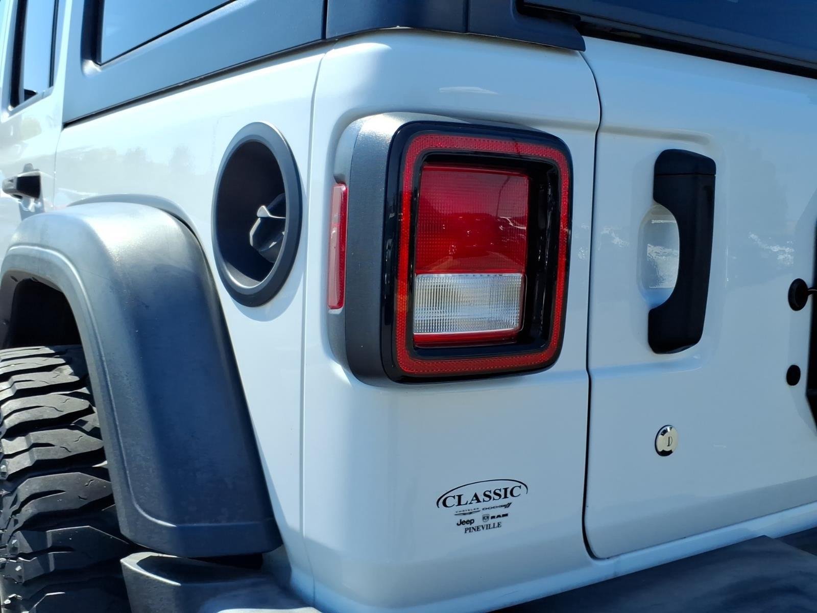 Used 2018 Bright White Clearcoat Jeep Sport S image 18