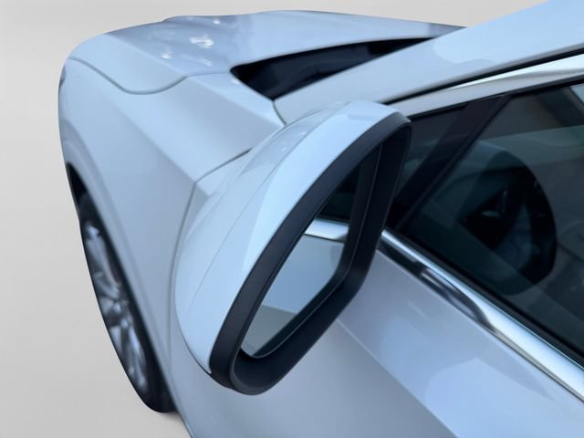 Used 2023 WHITE FROST TRICOAT Buick Avenir image 10
