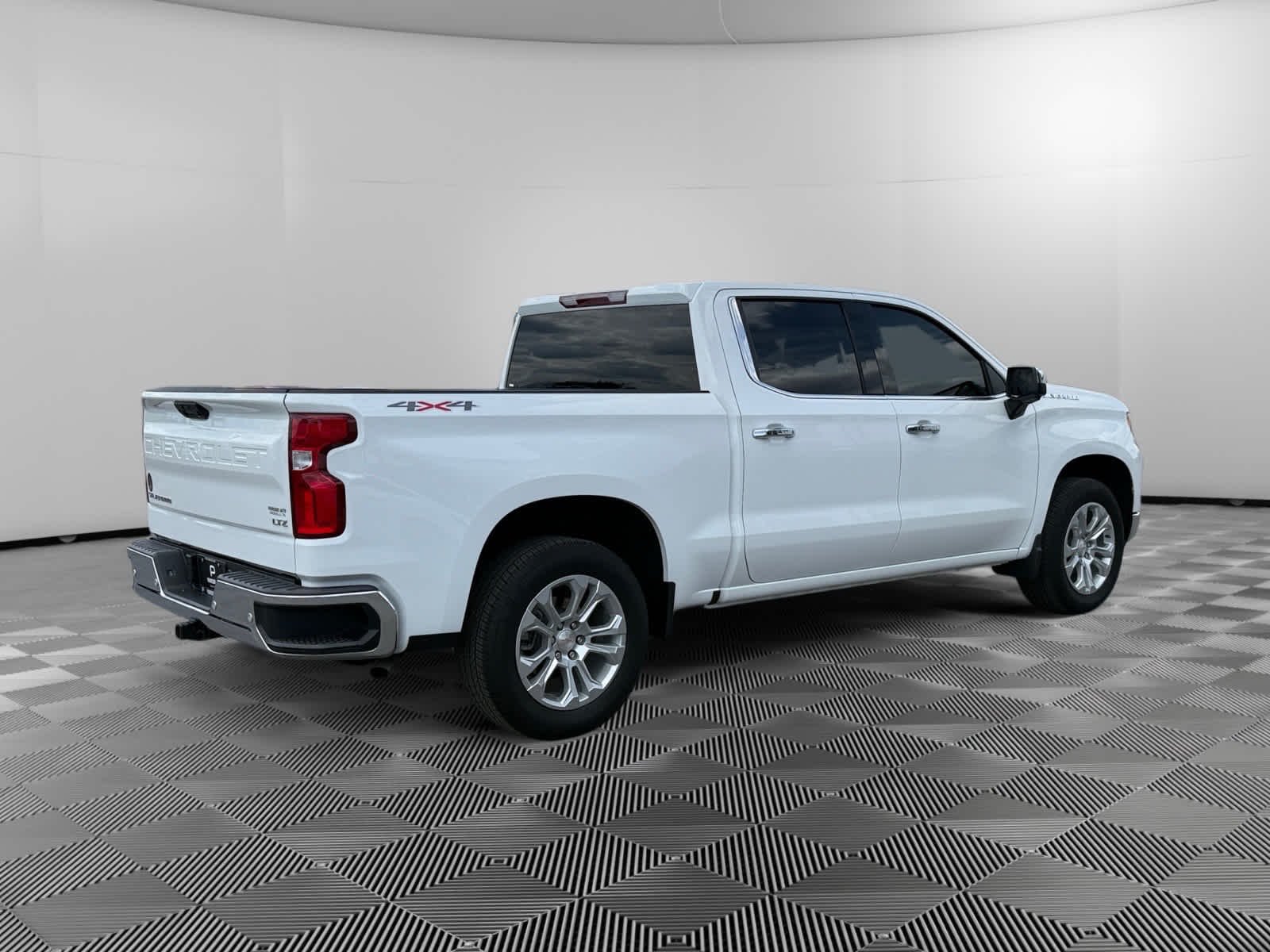 Used 2025 Summit White Chevrolet LTZ image 5