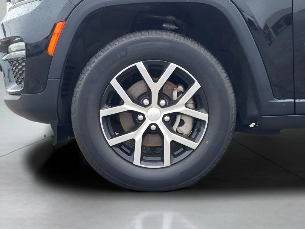 Used 2023 Diamond Black Crystal Pearlcoat Jeep Limited image 26