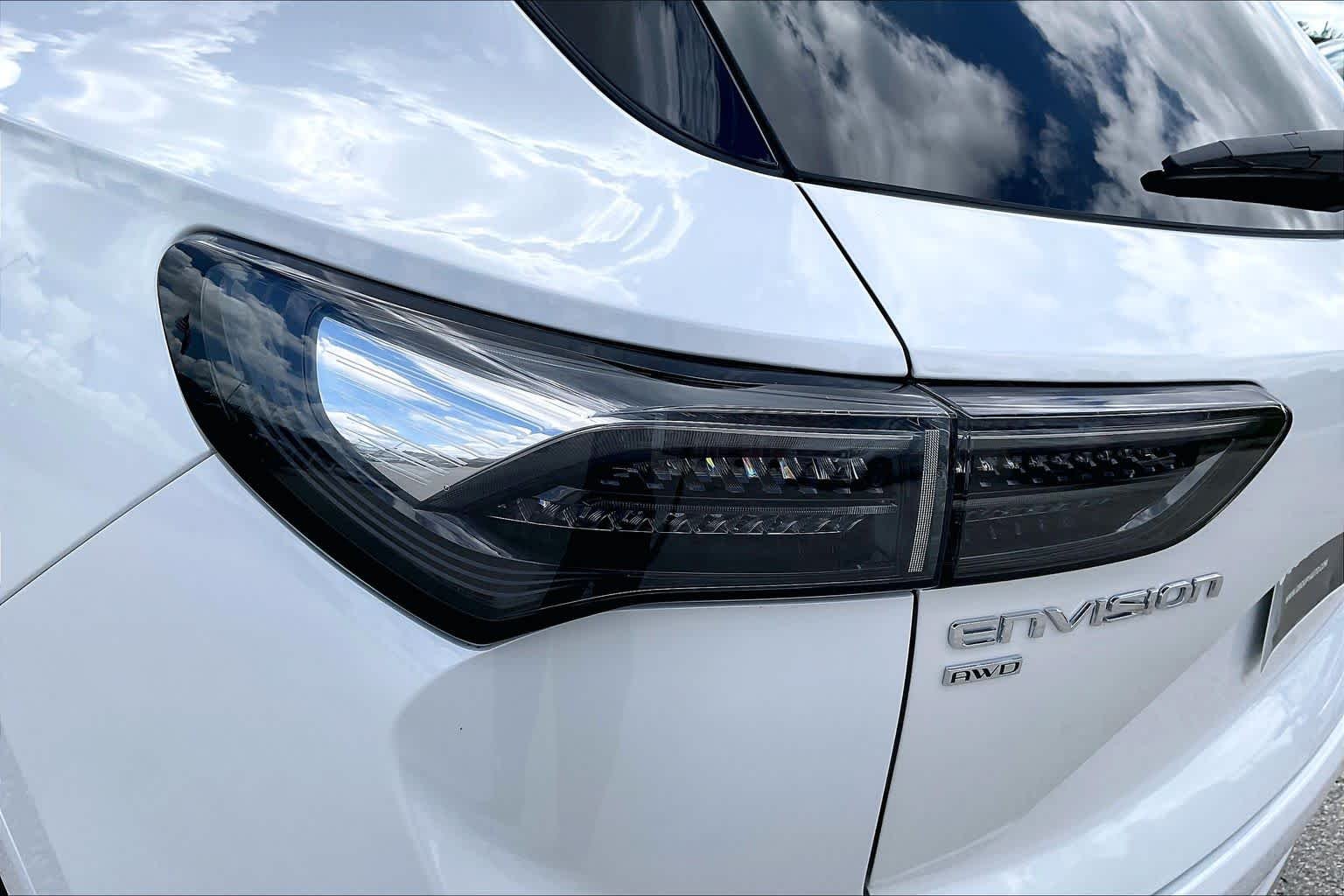 Used 2025 White Frost Tricoat Buick Avenir image 29