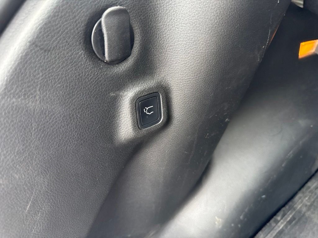 Used 2022 Silver Jeep Latitude image 15