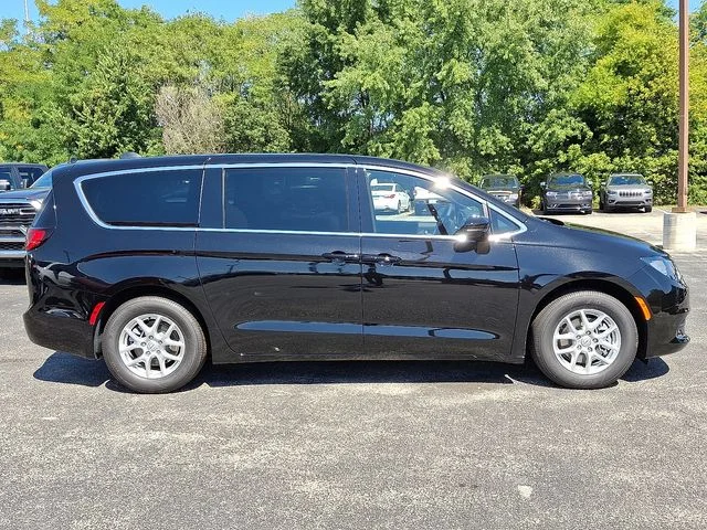 2026 Chrysler Voyager LX - Photo 8