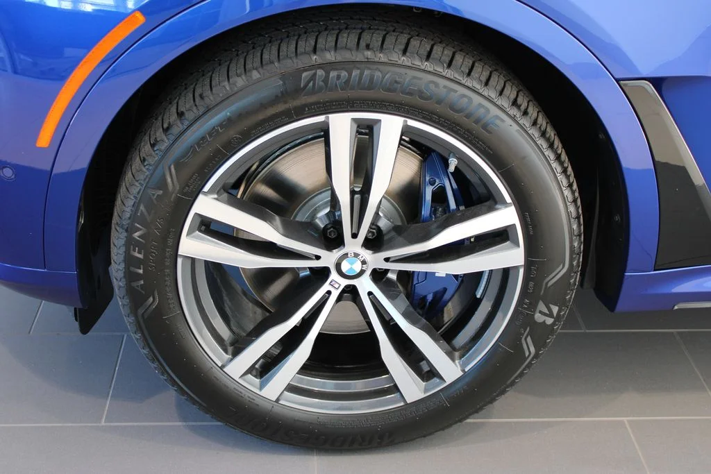 Used 2025 Blue Metallic BMW M60i image 32