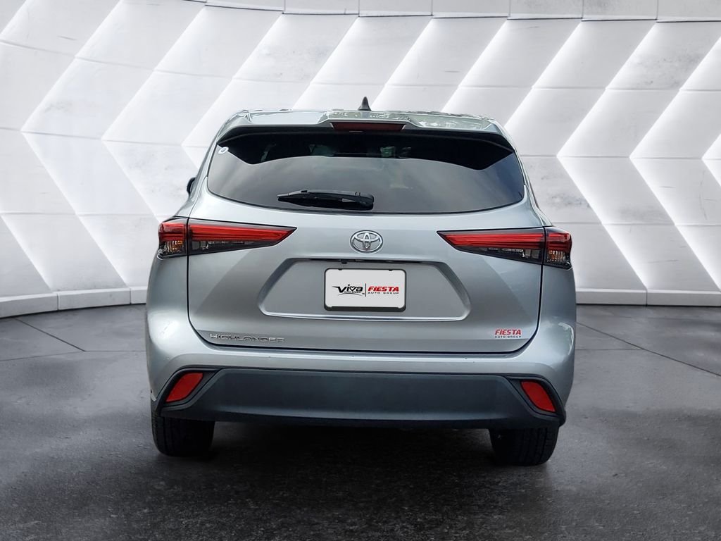 Used 2023  Toyota L image 5