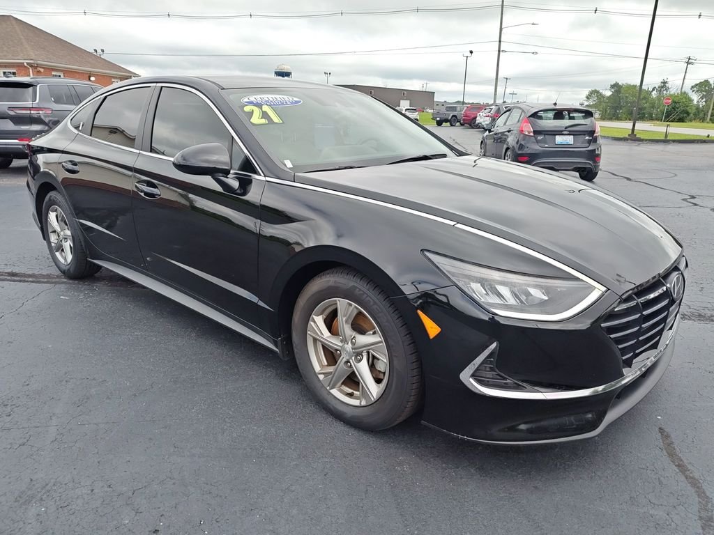 Used 2021 Black Hyundai SE image 7