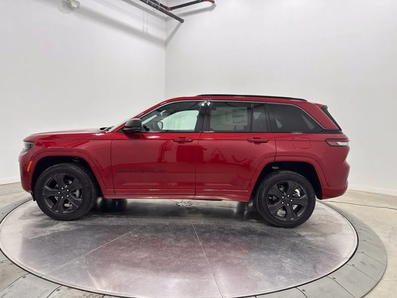 New 2027 Red Hot Pearlcoat Jeep Limited Reserve image 4