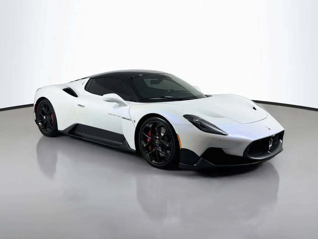 Used 2022 White Maserati Base image 3