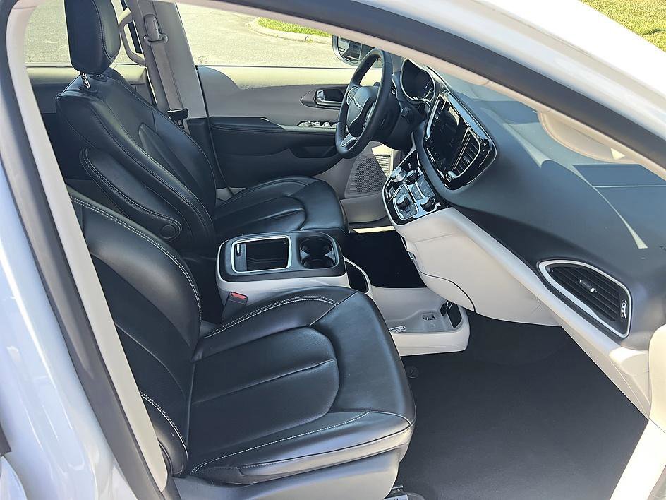 Used 2023 Bright White Clearcoat Chrysler Touring L image 17