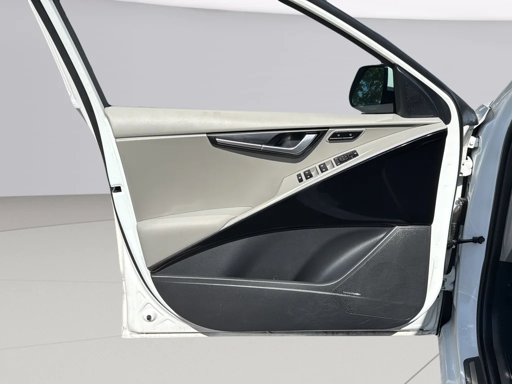 Certified Used 2023 White Kia Wave image 10