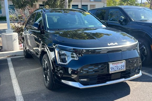 Used 2023 Black Kia Wave image 5