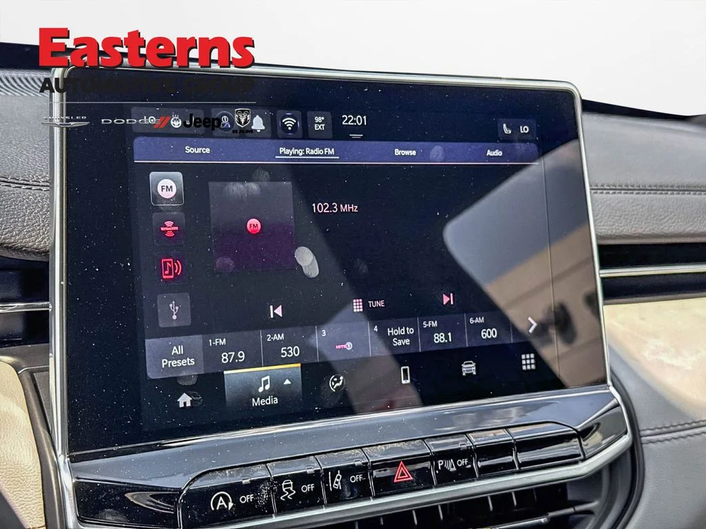 New 2026 Diamond Black Crystal Pearl-Coat Exterior Paint Jeep Limited image 12
