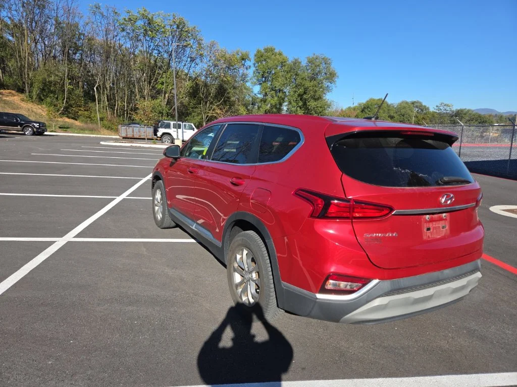 Used 2020 Red Hyundai SE image 6