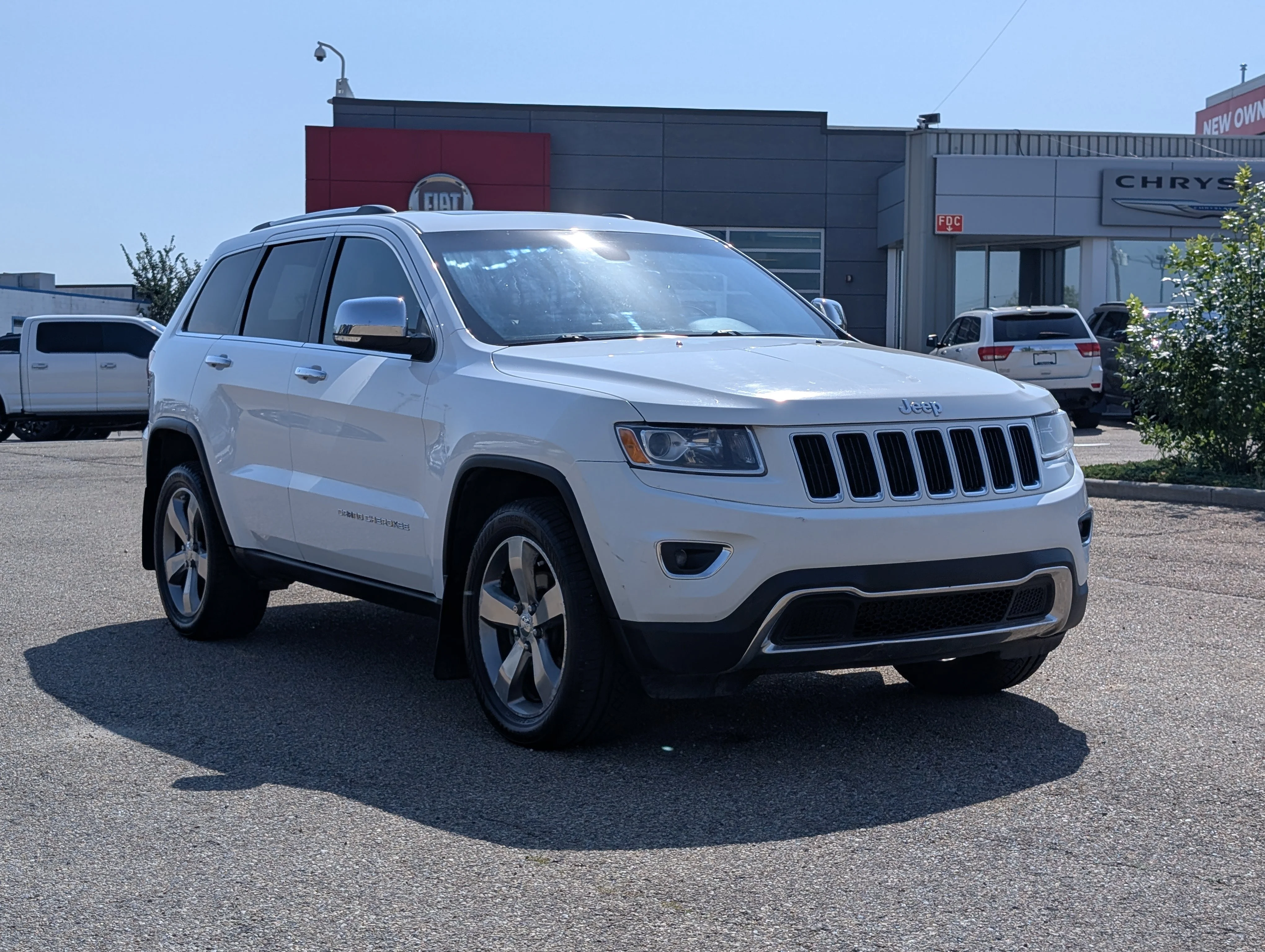 Used 2014 Bright White Clearcoat Jeep Limited image 9