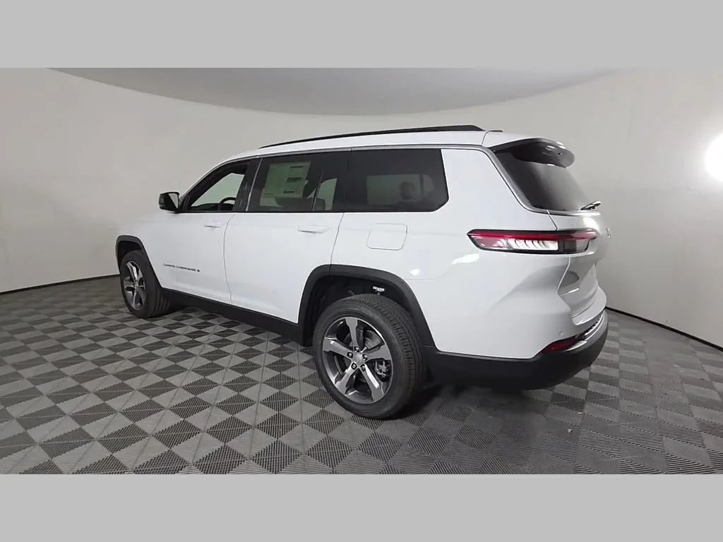New 2026 Bright White Clear-Coat Exterior Paint Jeep Limited image 38