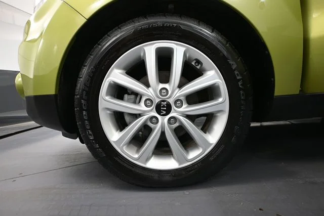 Used 2019 Green Kia Plus image 17