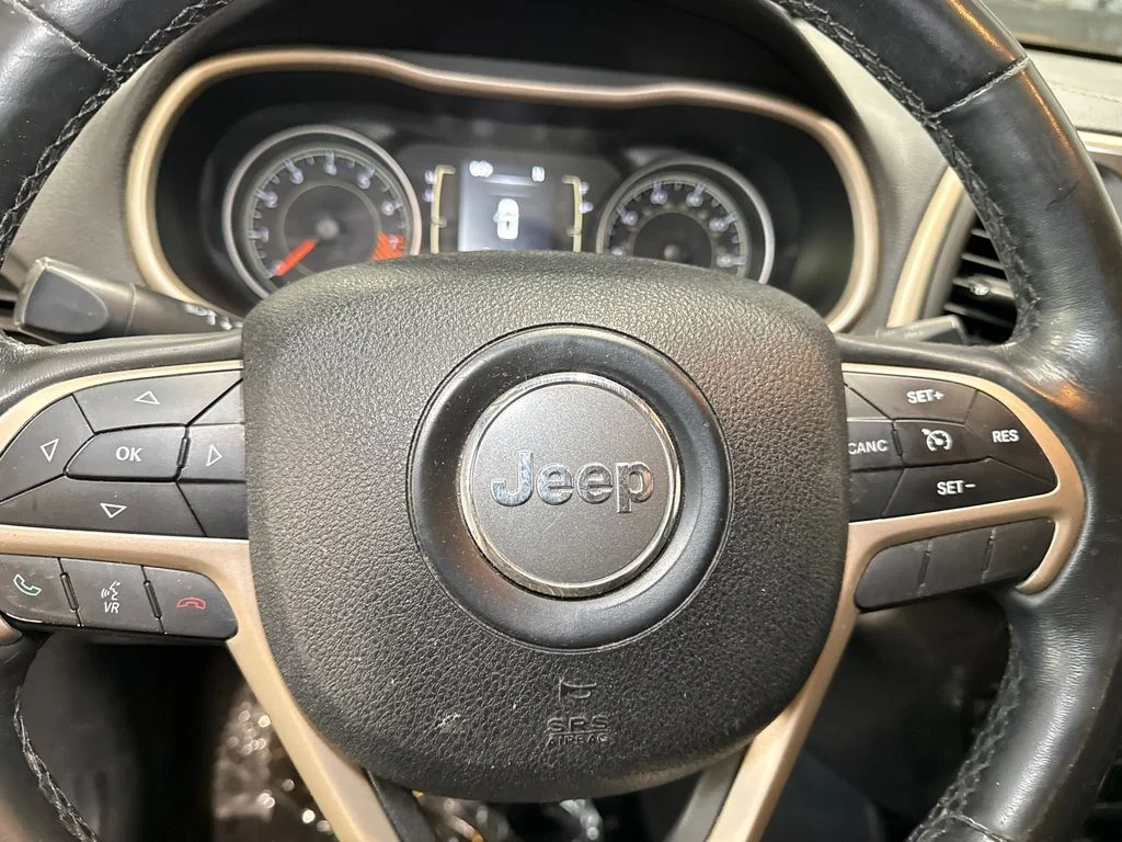 Used 2015 Red Jeep Latitude image 19
