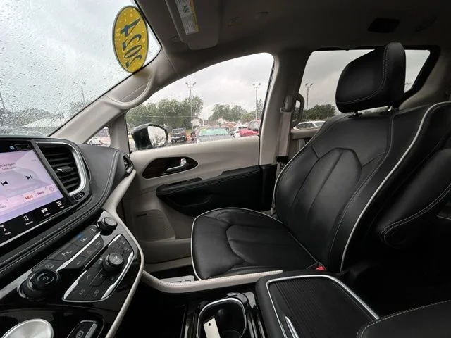 Used 2024 Black Chrysler Limited image 41