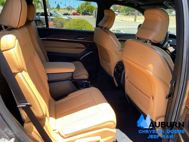 Used 2025 Gray Jeep Summit image 18
