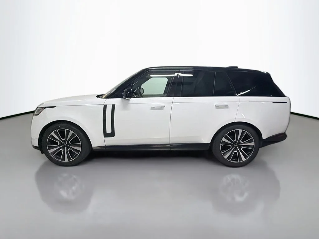 Used 2024  Land Rover SE image 2
