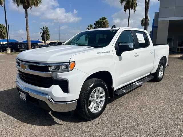Used 2025 Summit White Chevrolet LT image 3