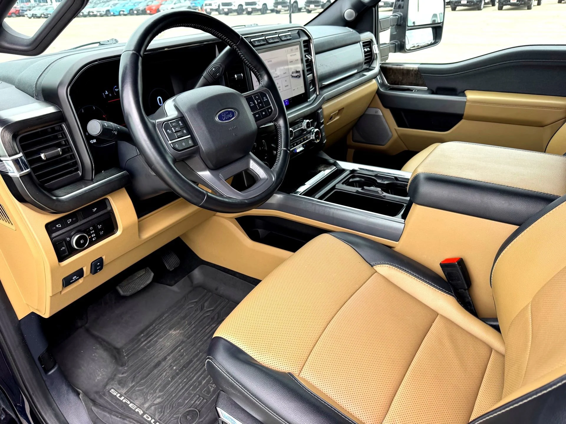 Used 2024  Ford Lariat image 11