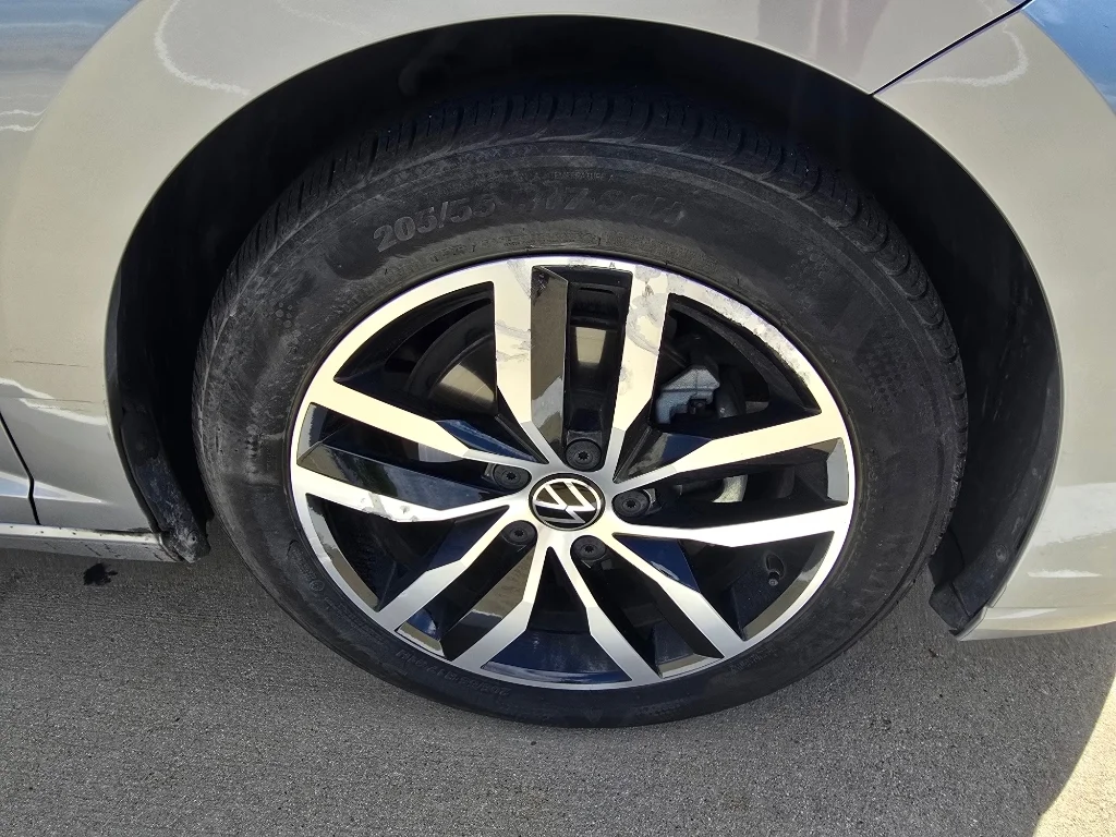 Used 2025 Gray Volkswagen SE image 10