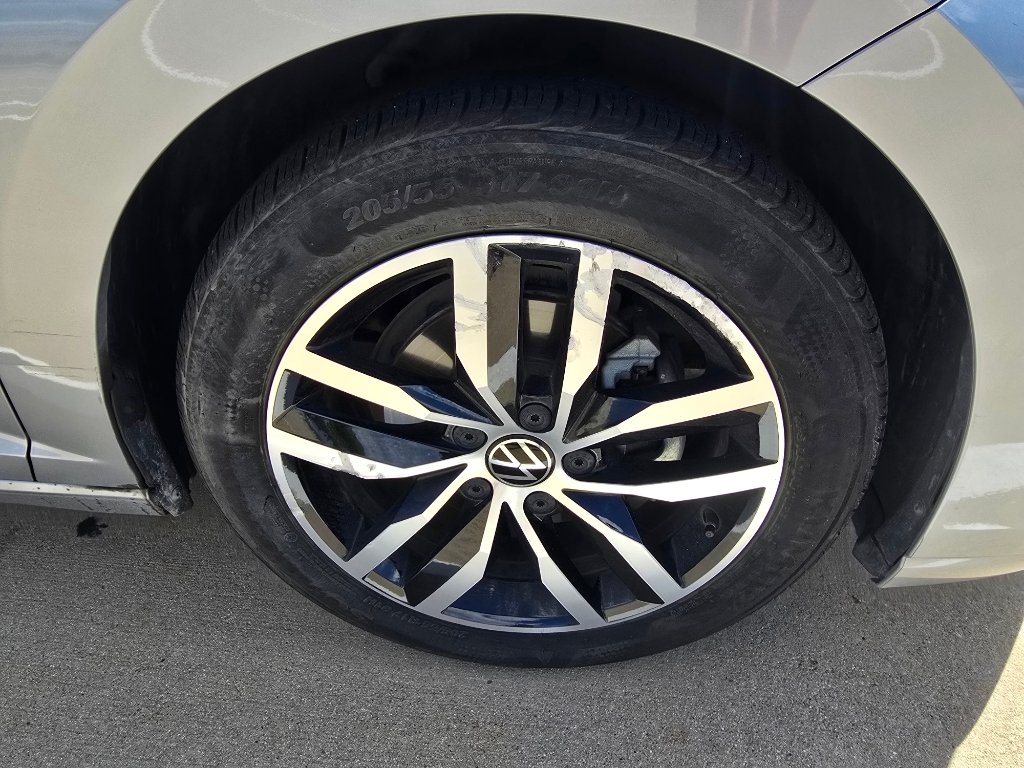Used 2025 Gray Volkswagen SE image 9