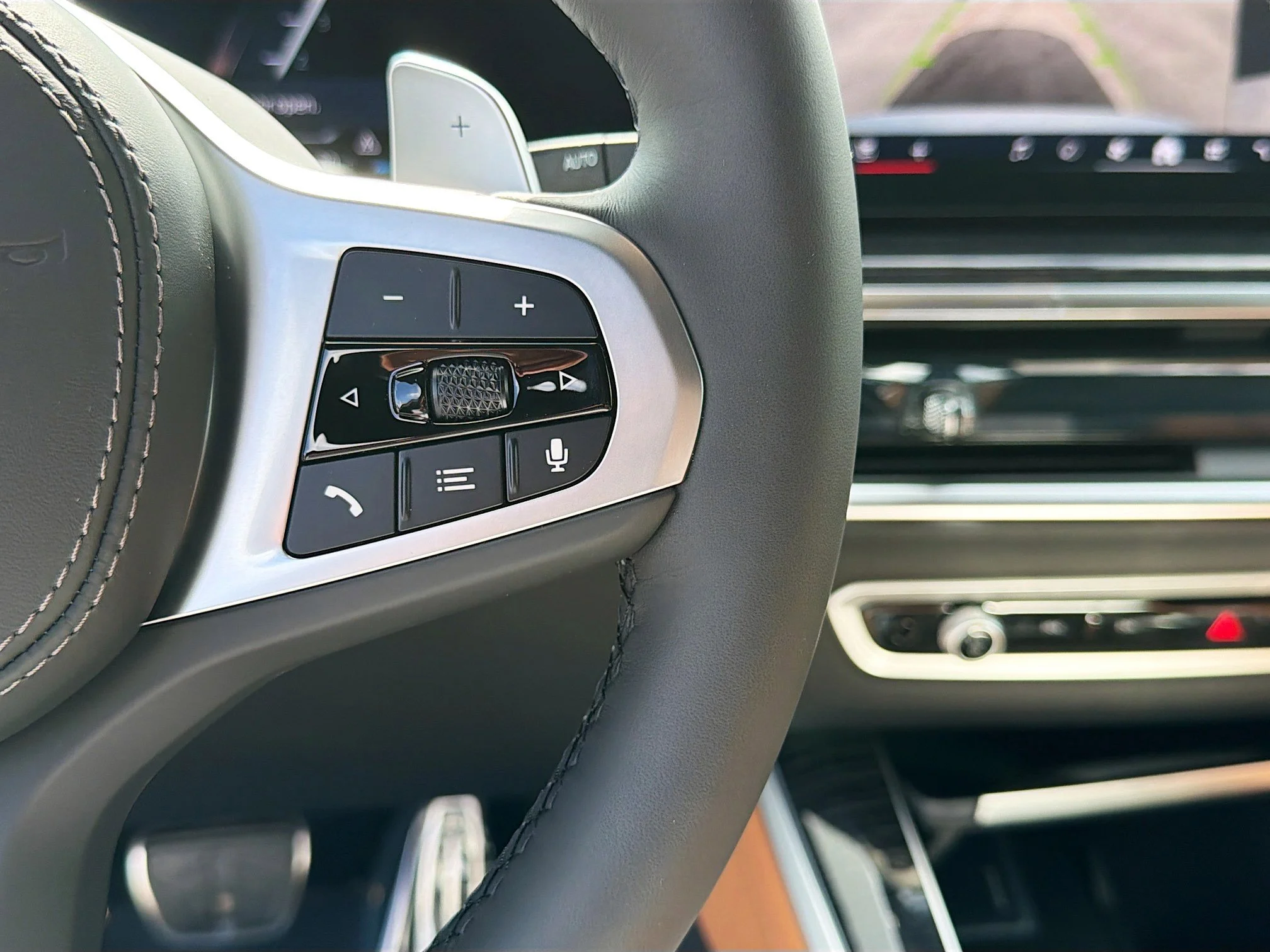 New 2026 Mineral White Metallic BMW xDrive40i image 37