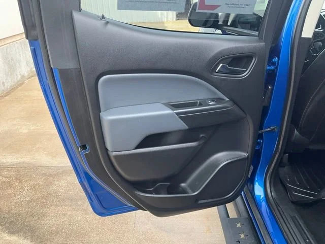 Used 2018 KINETIC BLUE METALLIC Chevrolet 4WD Z71 image 23