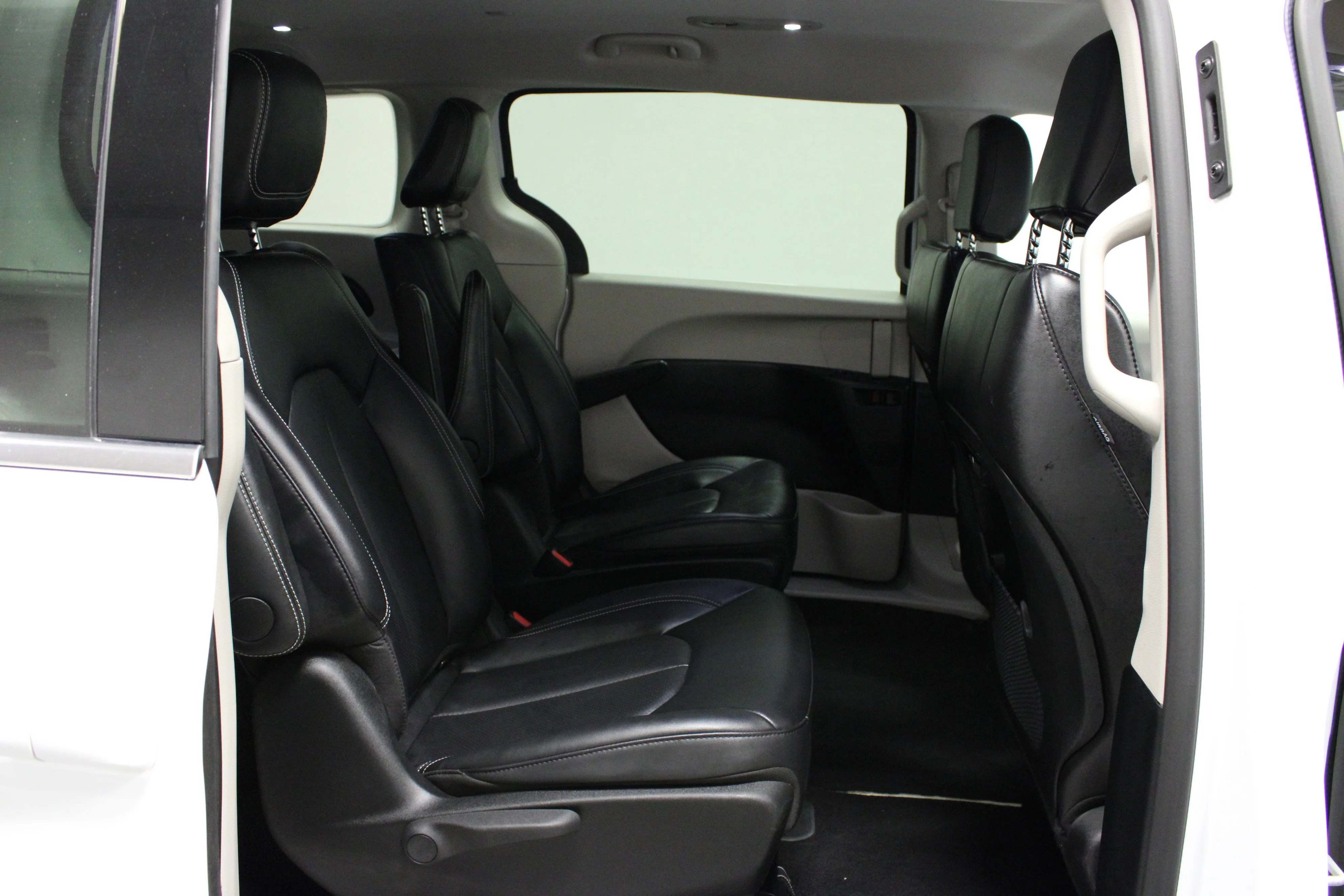 Used 2024 Bright White Clearcoat Chrysler Select image 16