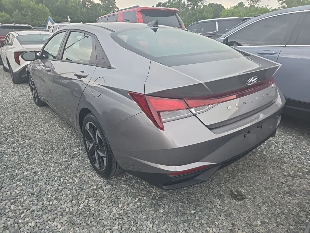 Used 2023 Silver Hyundai SEL image 4