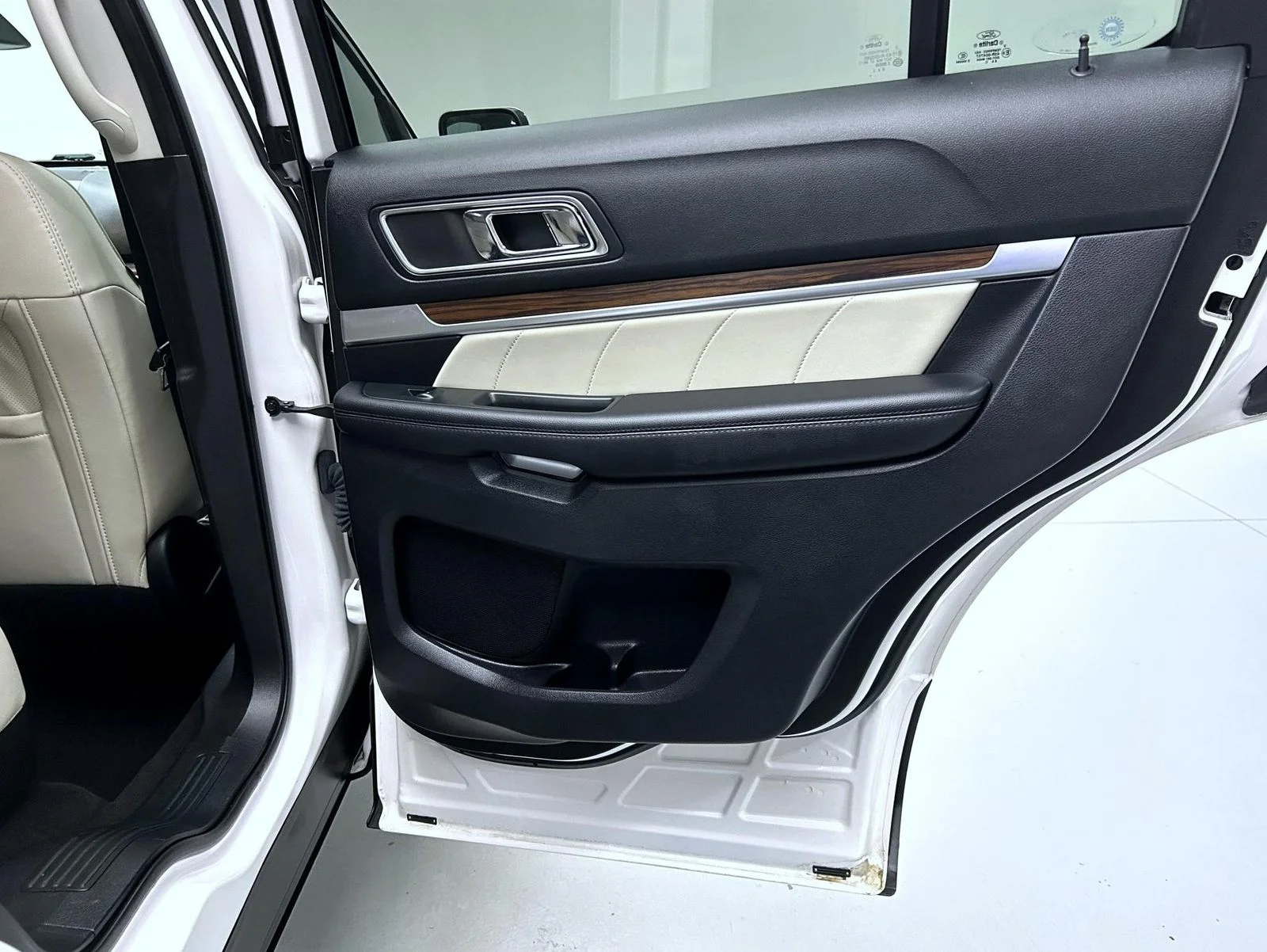 Used 2019 White Ford Limited image 17