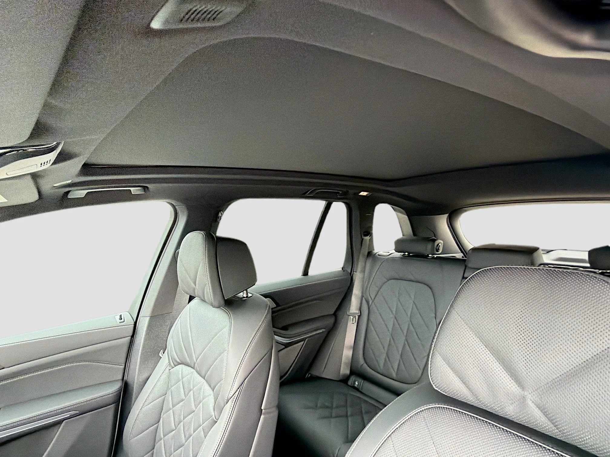 New 2026 Mineral White Metallic BMW xDrive50e image 26