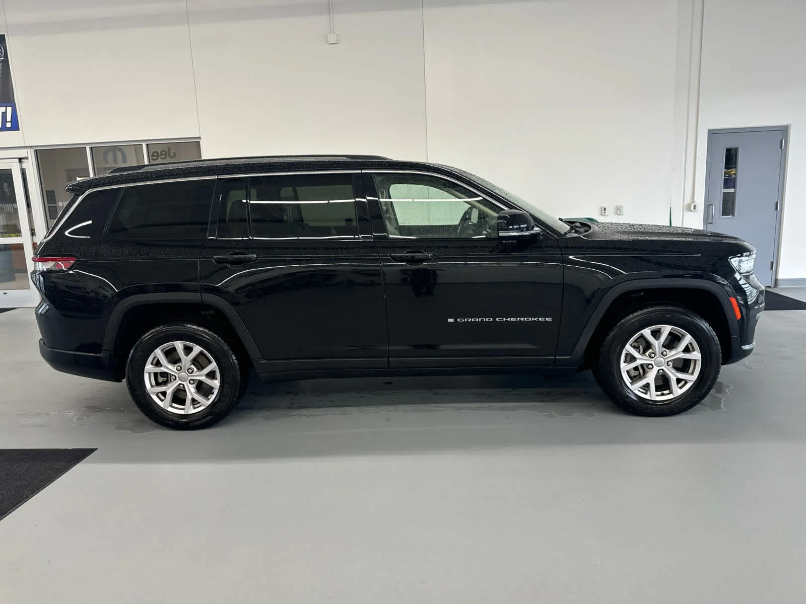 Used 2021 Diamond Black Crystal Pearlcoat Jeep Limited image 4