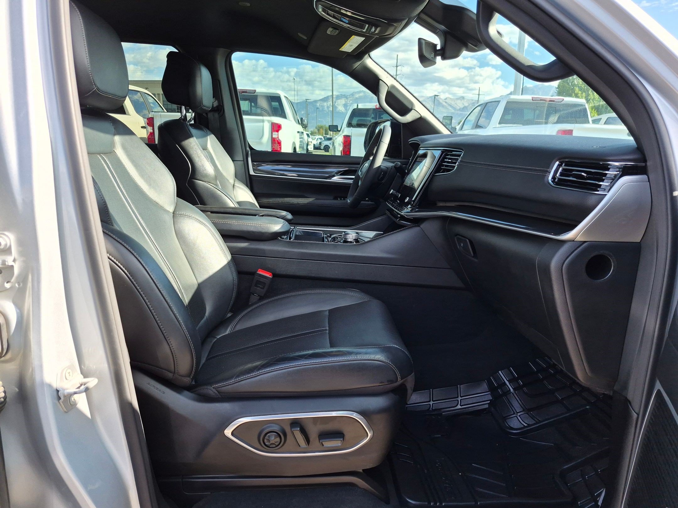 Used 2023 Silver Zynith Jeep Base image 32