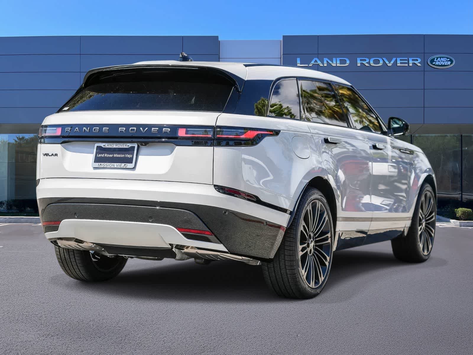 New 2026 Ostuni Pearl White Land Rover Dynamic SE image 4