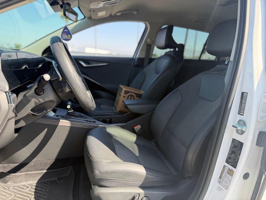 Used 2023 Snow White Pearl Kia EX image 5